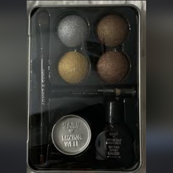 hard candy chrome eyeshadow kit 🐼🐼🐼 - Picture 3 of 4